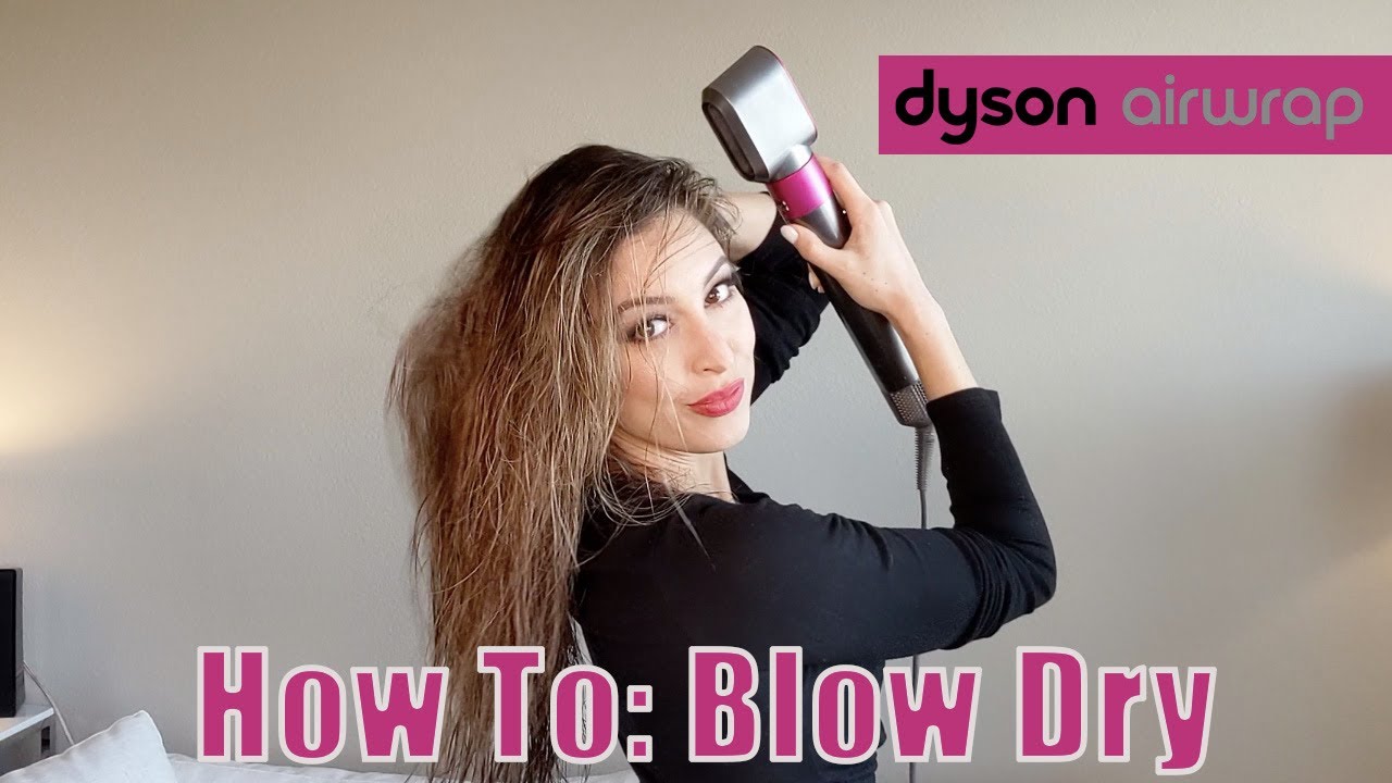 Профессиональный стилист показывает, как высушить волосы феном Dyson Airwrap.