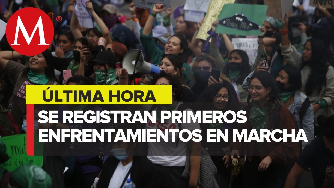 Colectivos feministas se enfrentan a polic&iacute;as previo a la marcha en CdMx