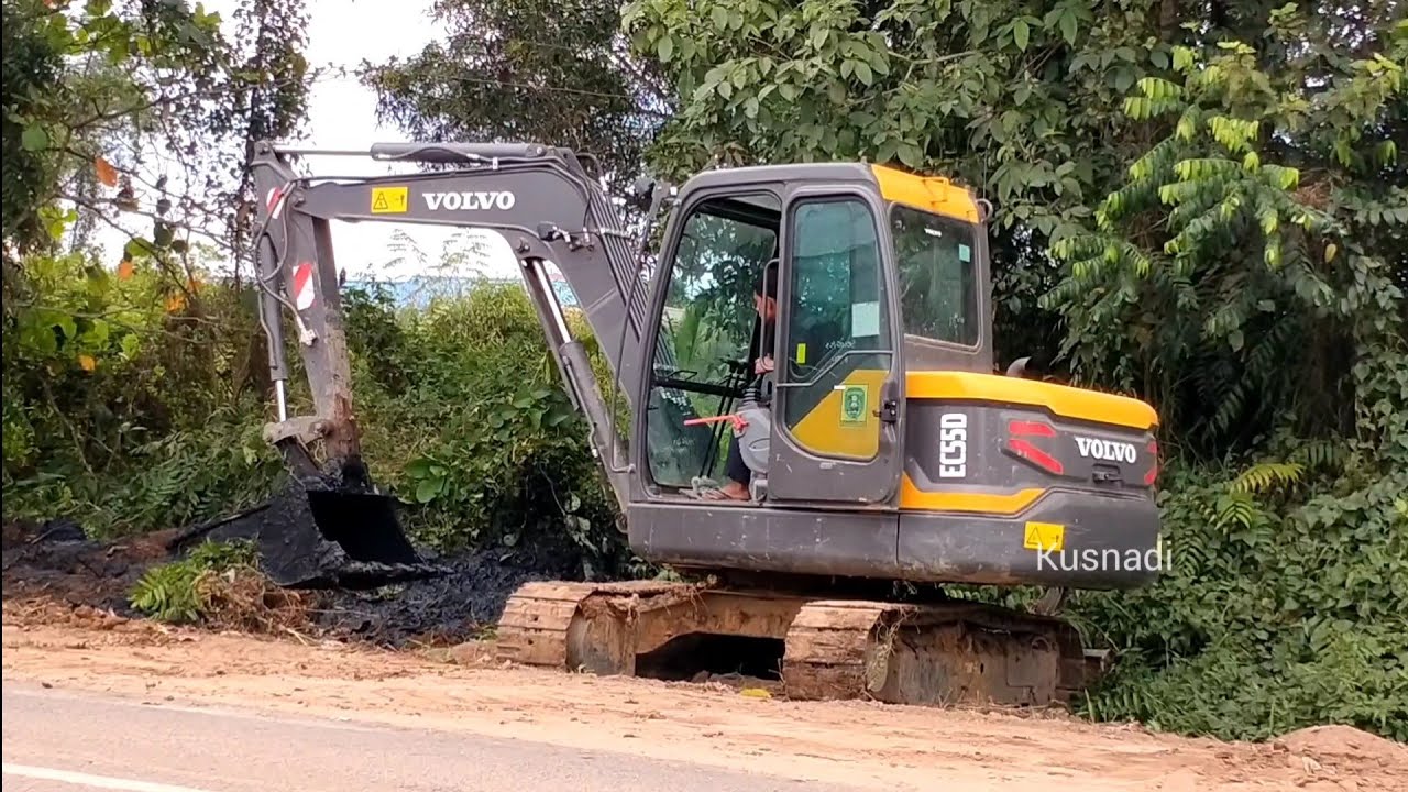 Mini Excavator Volvo EC55D in activity