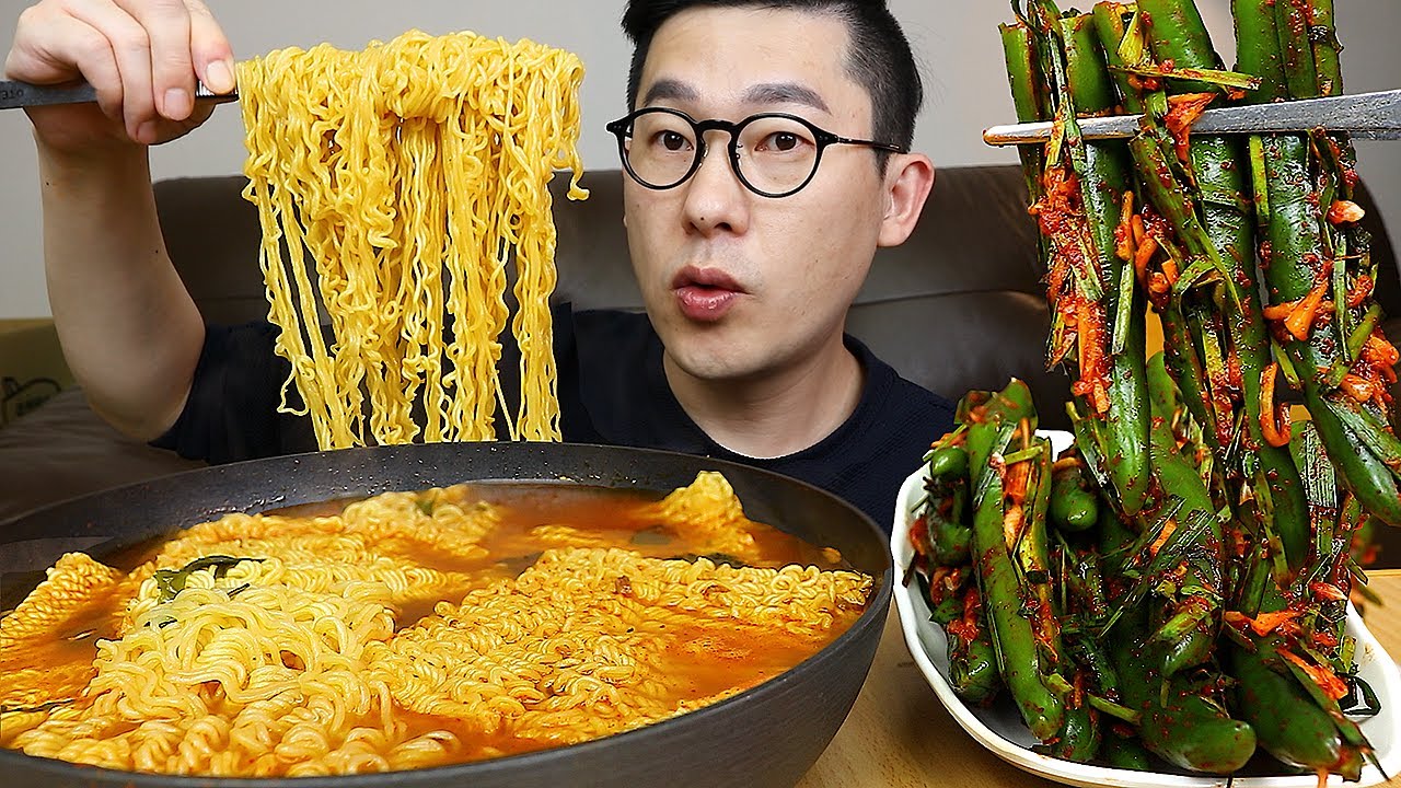 ASMR MUKBANGㅣSPICY INSTANT NOODLES & 🌶SPICY CHILI KIMCHIㅣEATING SHOW