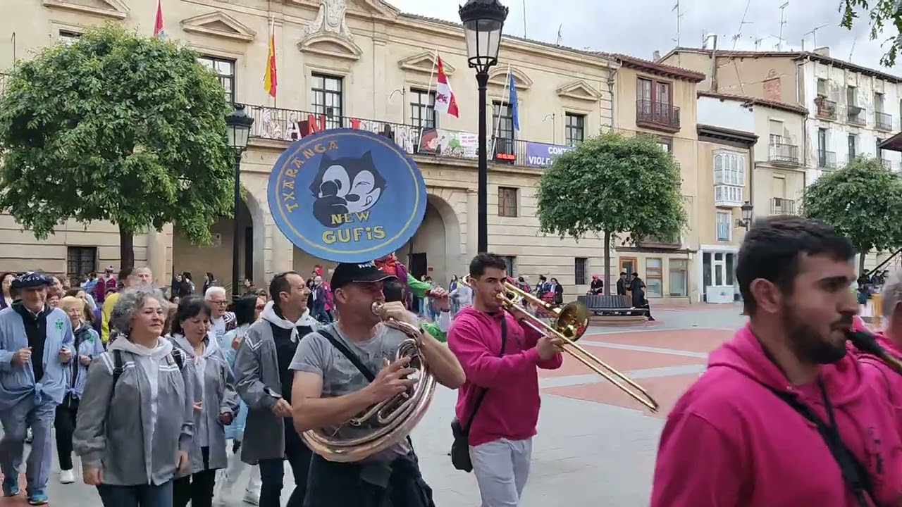 Desfile del bombo mayor por la plaza de España #SJM24