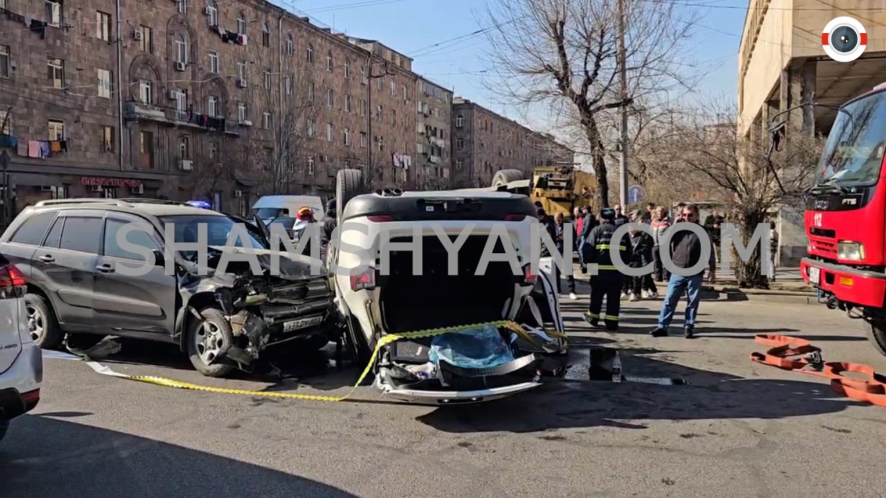 Երևանում բախվել են Toyota RAV4-ն ու Jeep Compass-ը. վերջինը գլխիվայր շրջվել է, կա 4 վիրավոր