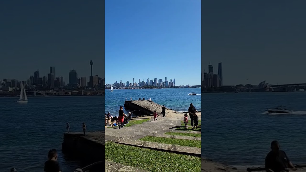 타롱가주 브래들리 헤드에서 본 하버브릿지. Harbor Bridge and Opera House seen from Bradleys Head near Taronga Zoo.