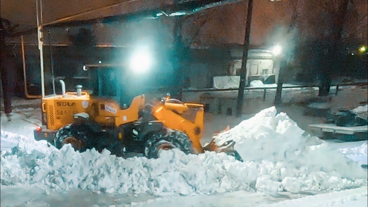 Уборка снега погрузчиком. Snow removal.