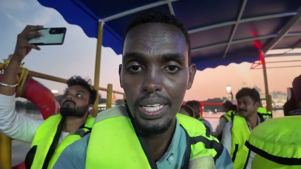 Doon ayaan ka raacnay aniga iyo saaxiibaday magaalada Hyderabad