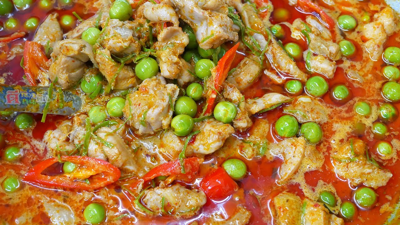 พะแนงไก่ใส่มะเขือพวงตามแบบฉบับร้านข้าวแกง ขั้นตอนสำคัญ น้ำแกงสีสวยรสชาติเข้มข้น กลิ่นหอมชวนเบิ้ลข้าว