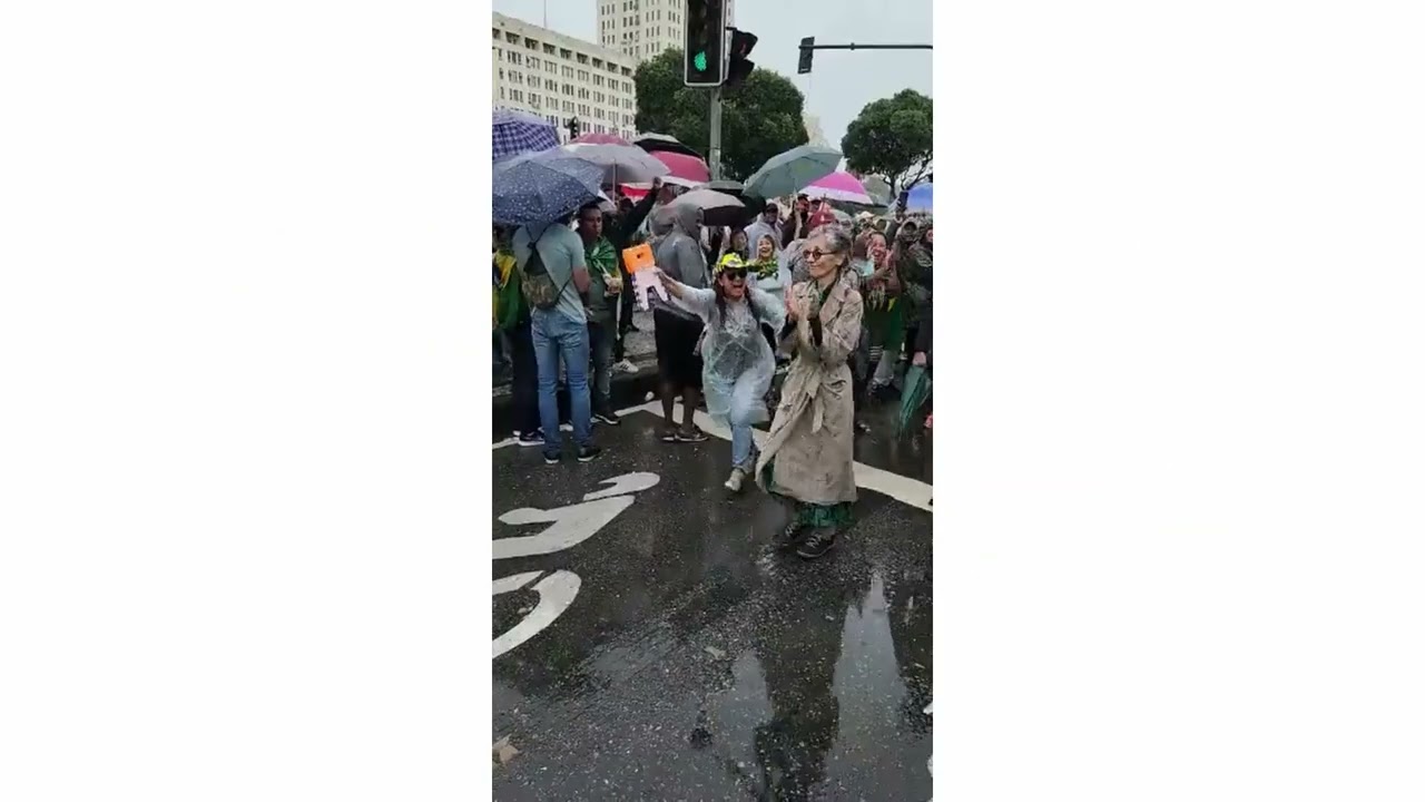 Bolsonarista Cássia Kiss ajoelha e reza com golpistas em ato anti-democrático