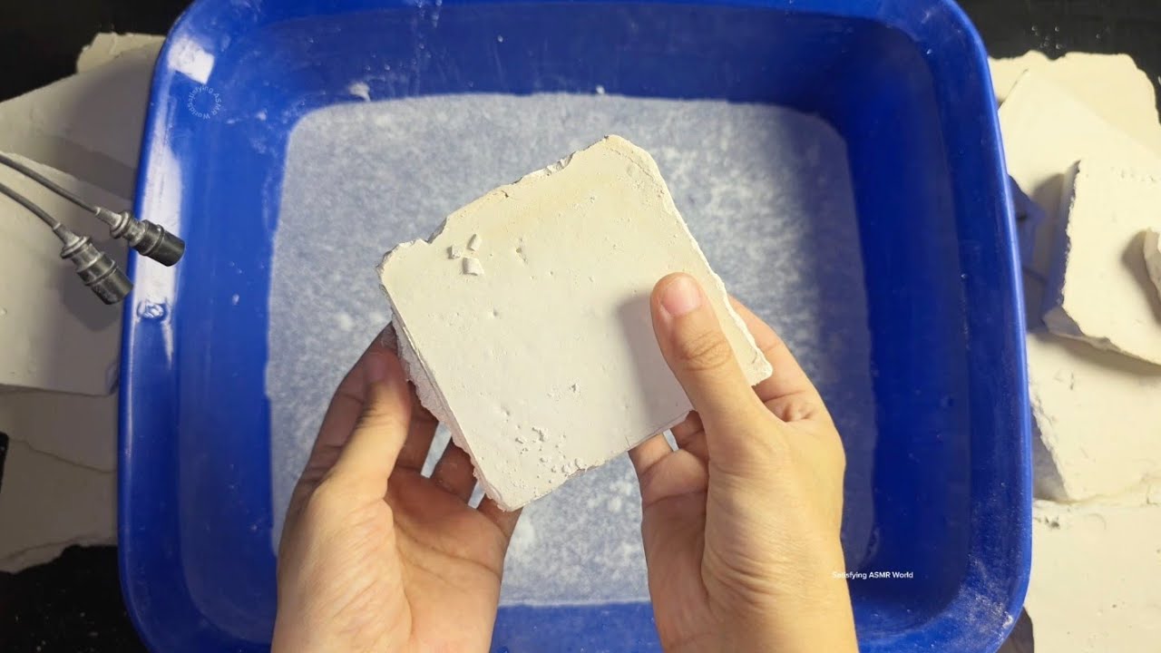 Hydrophobic Homemade Chalk Crushing in Water #gymchalkasmr #chalk #hydrophobic #homemade