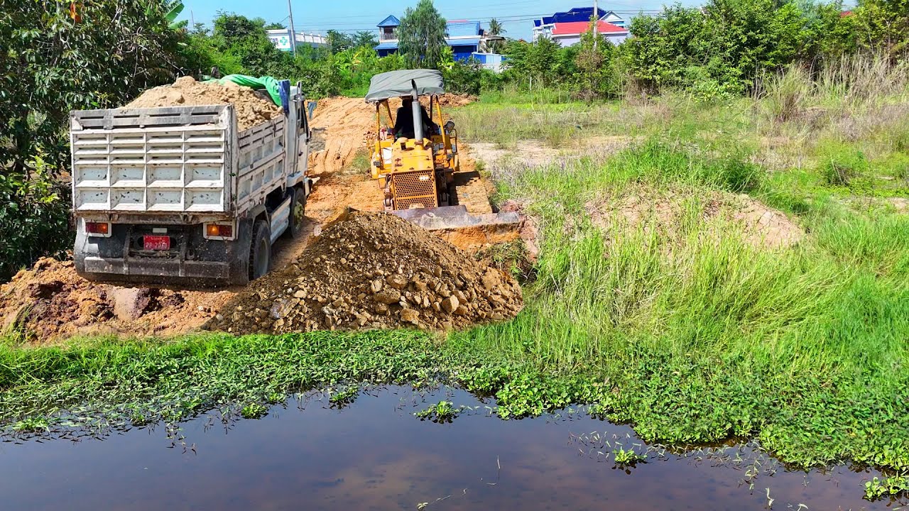 Start A New Landfill Task! Processing By Dozer Pushing Soil & Dump Truck 25.5Ton Pouring Into Water 