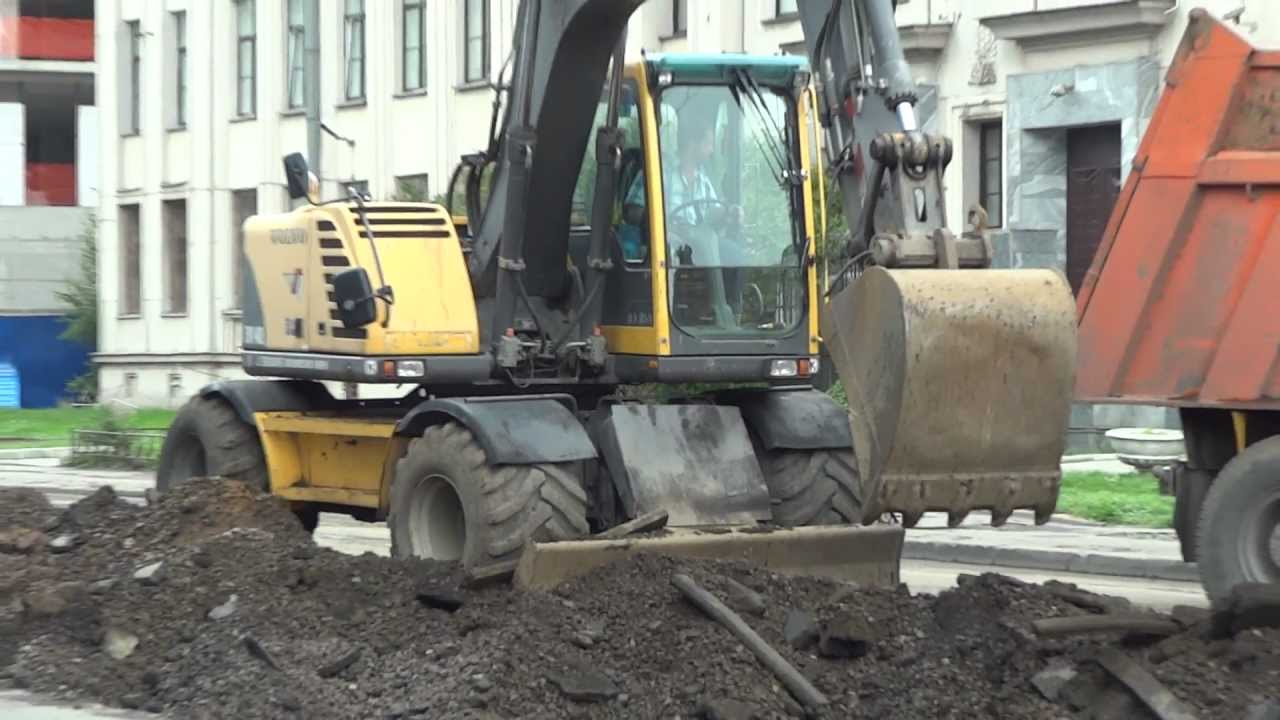 Excavator Volvo EW140B with big tyers part 2