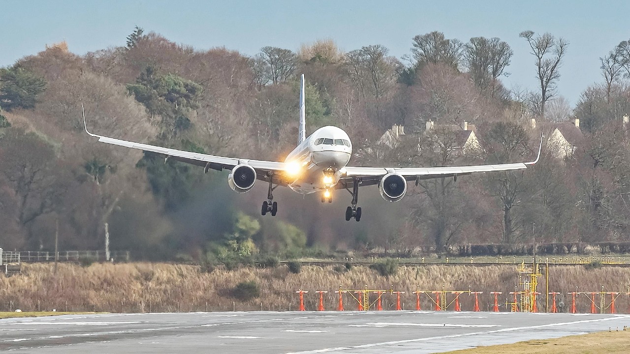 15 Minutes of Intense Crosswind Action at Edinburgh!