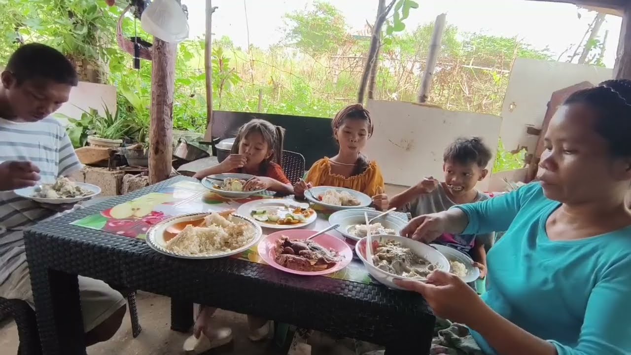 Simpleng Pagkain kasama ang Pamilya