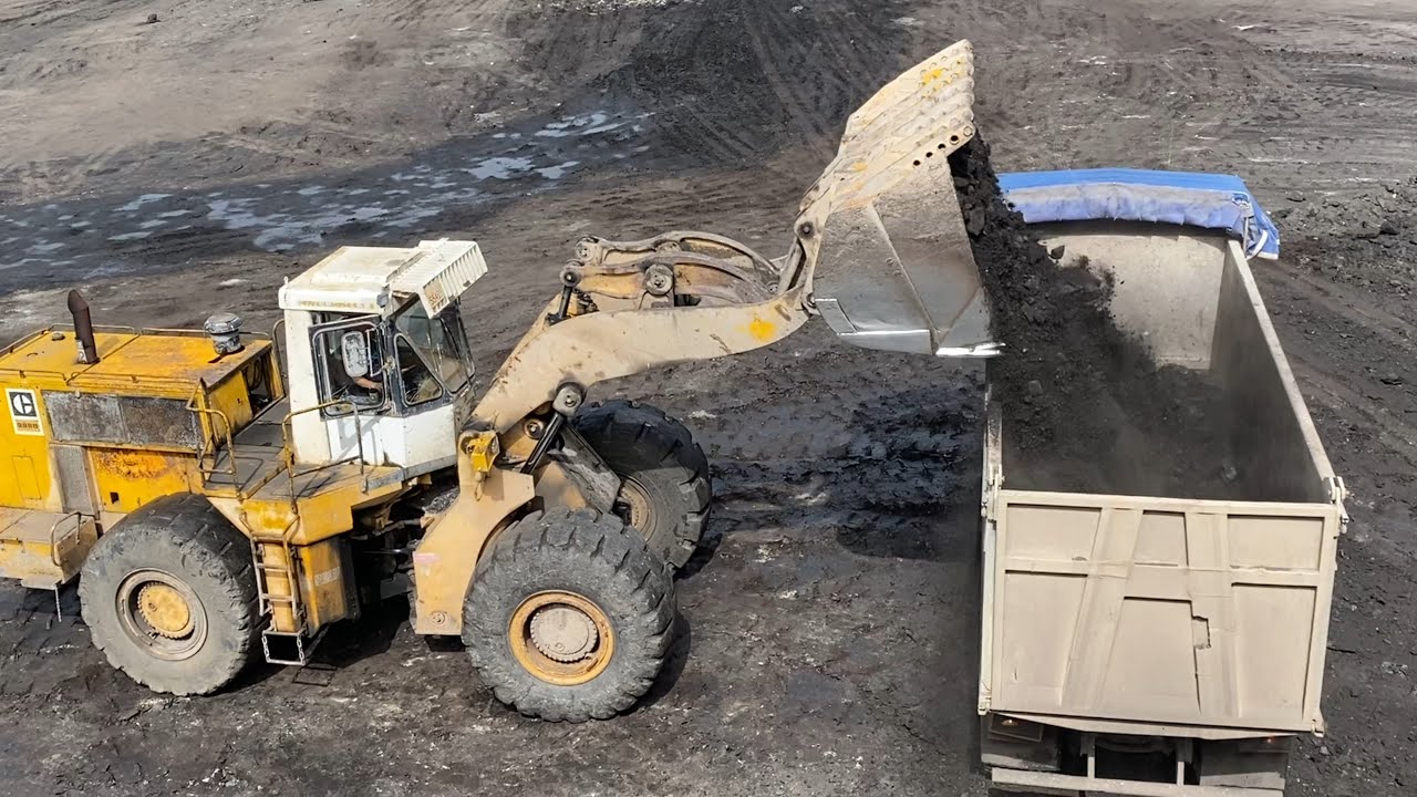 Caterpillar 988B Wheel Loader Loading Coal On Trucks