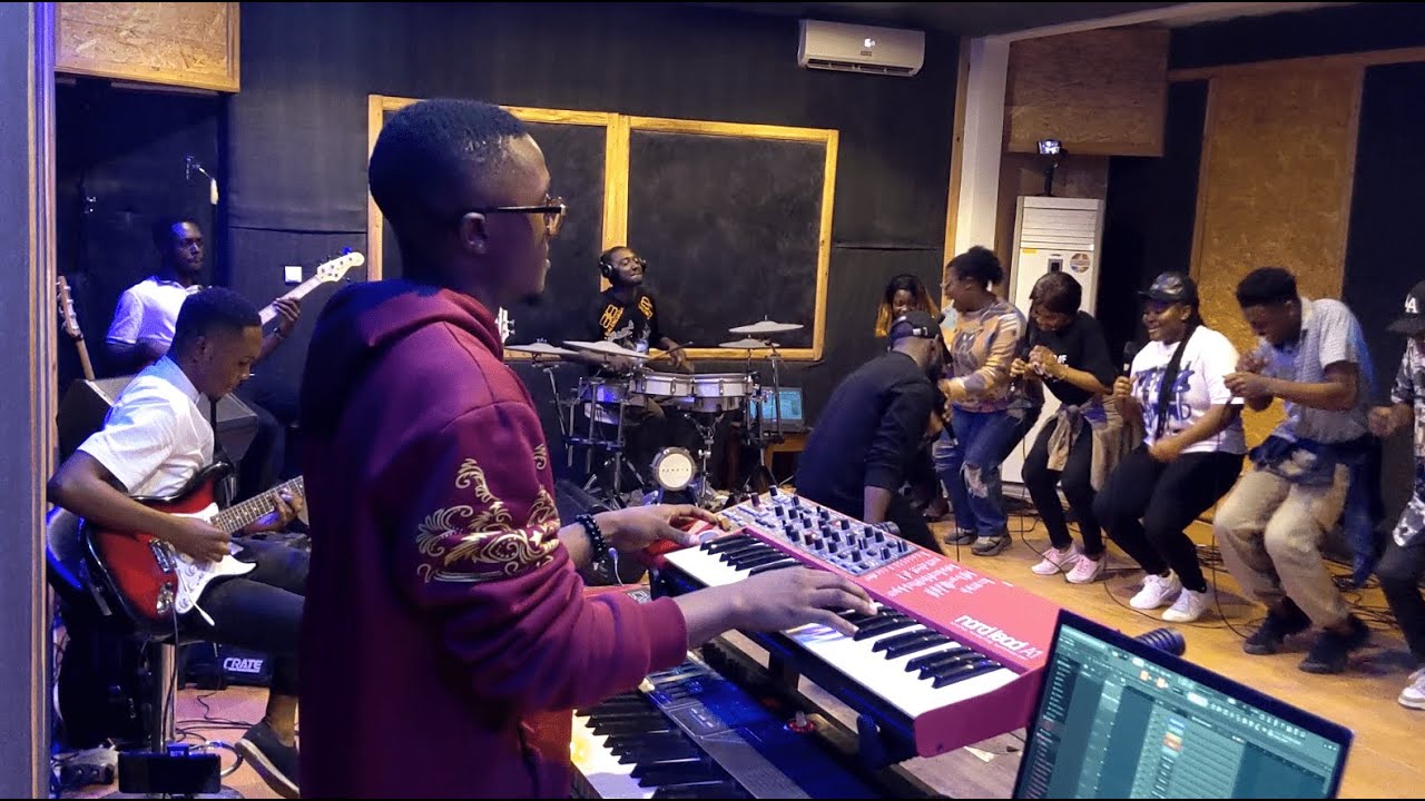 Hot Praise Medley - Ewald Music
