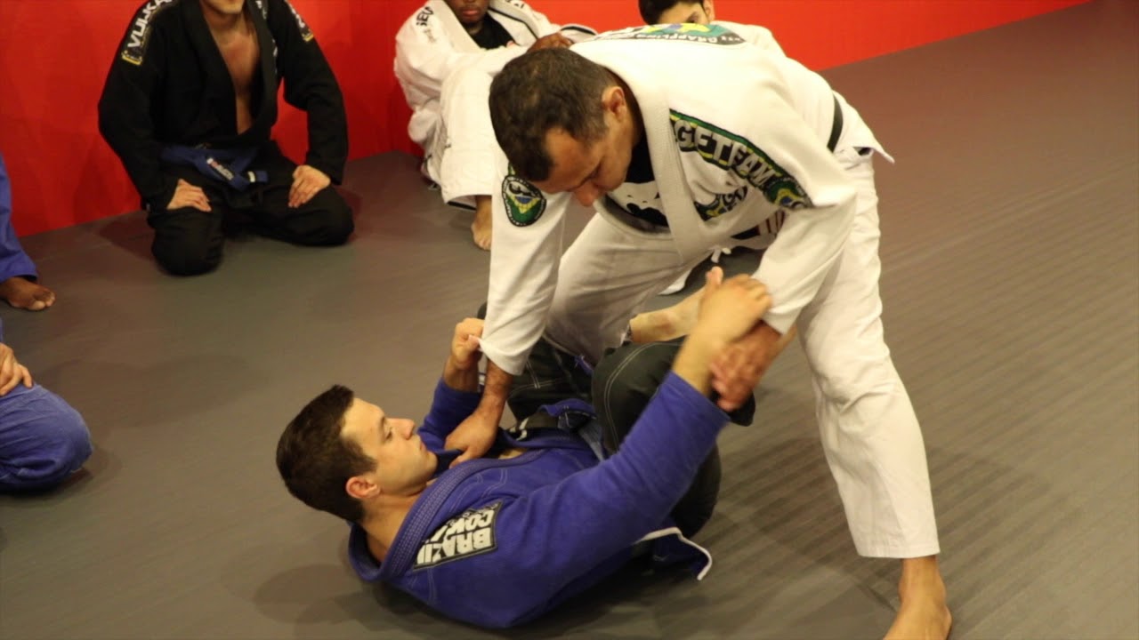 Julio Cesar Pass De La Riva Guard – Knee Slice Pass