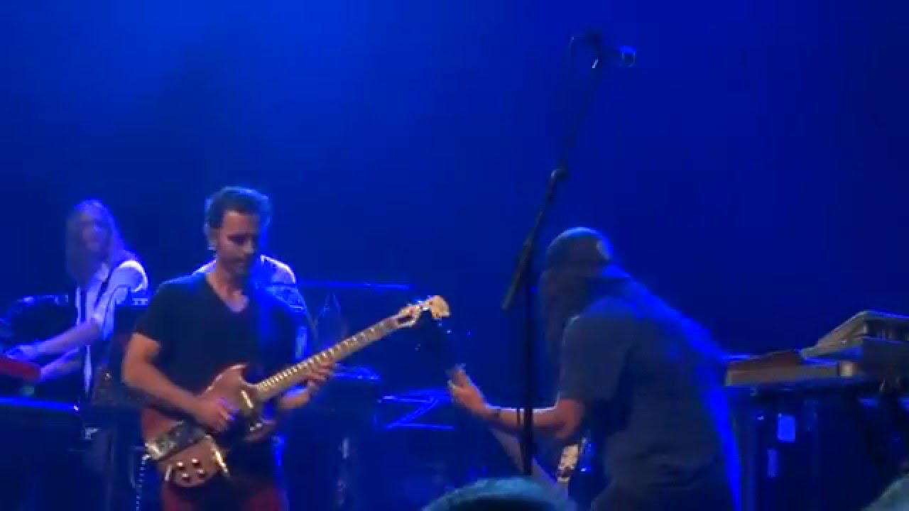 ROBERT TRUJILLO PERFORMS 