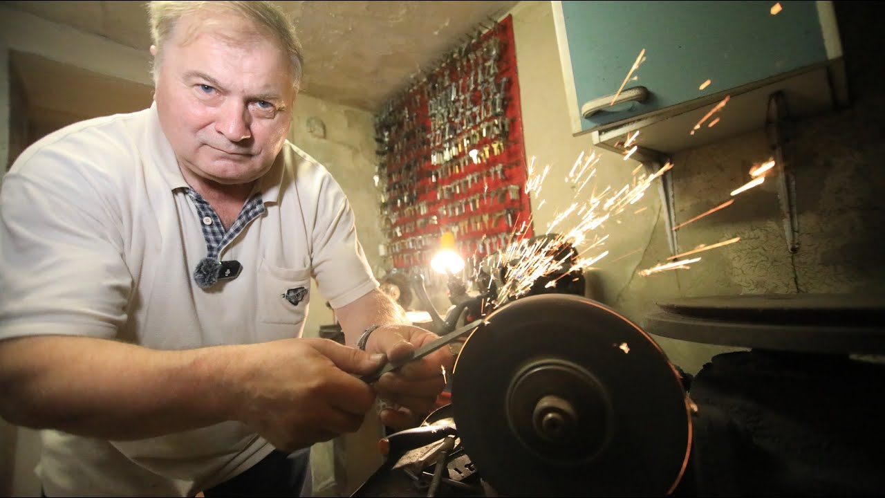 Człowiek, który jest ostatnim ostrzycielem noży