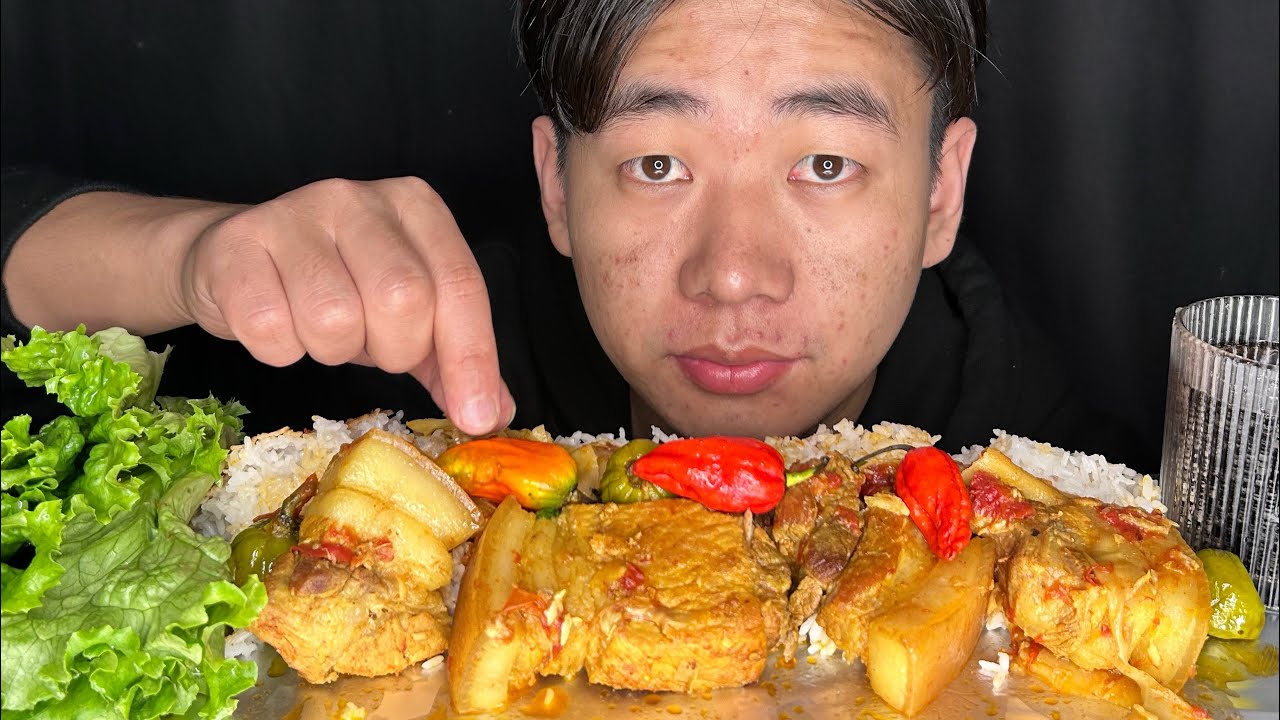 Tasty 🤤 pork mukbang with 3 king chilli 🌶️ @azhoaruo 