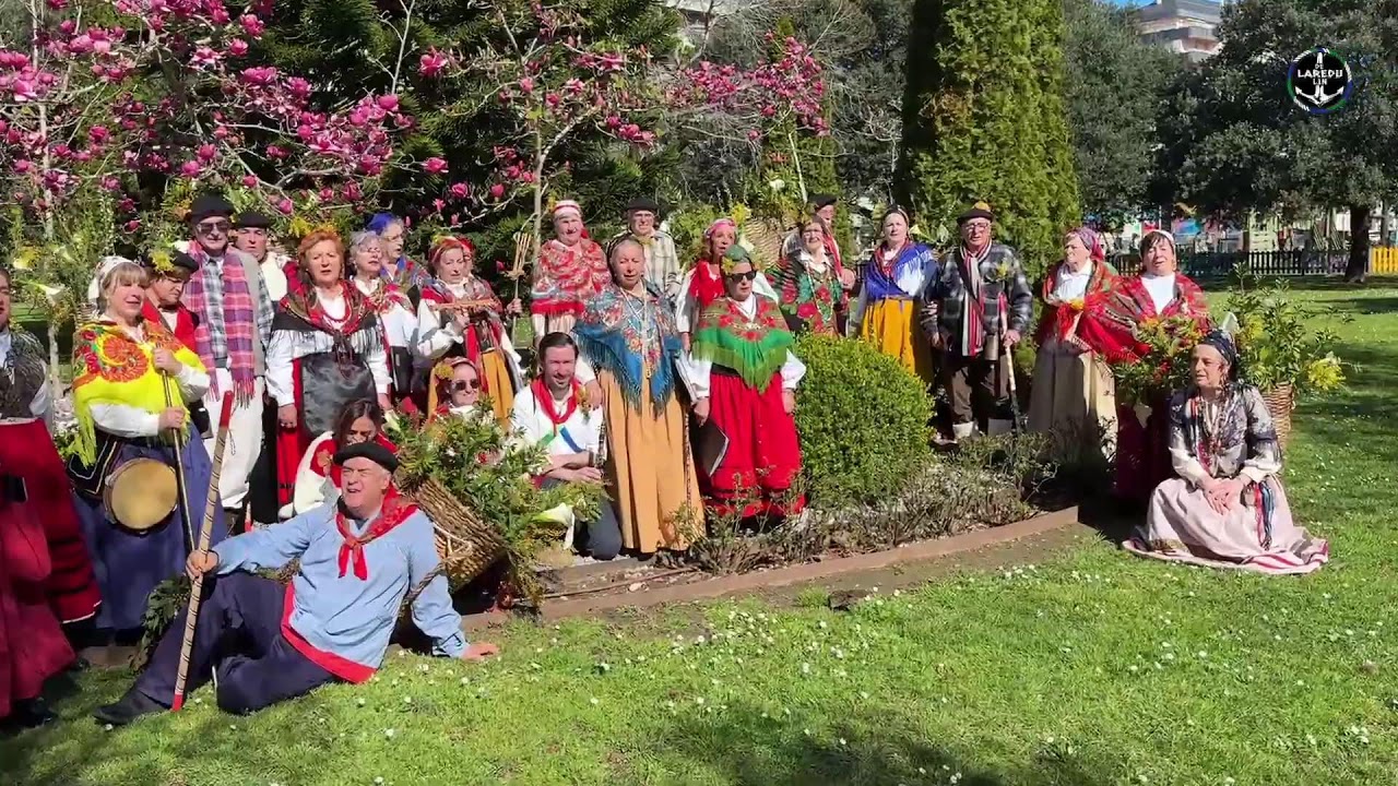 Las Panchoneras cantan las marzas por las calles pejinas para dar la bienvenida a la primavera