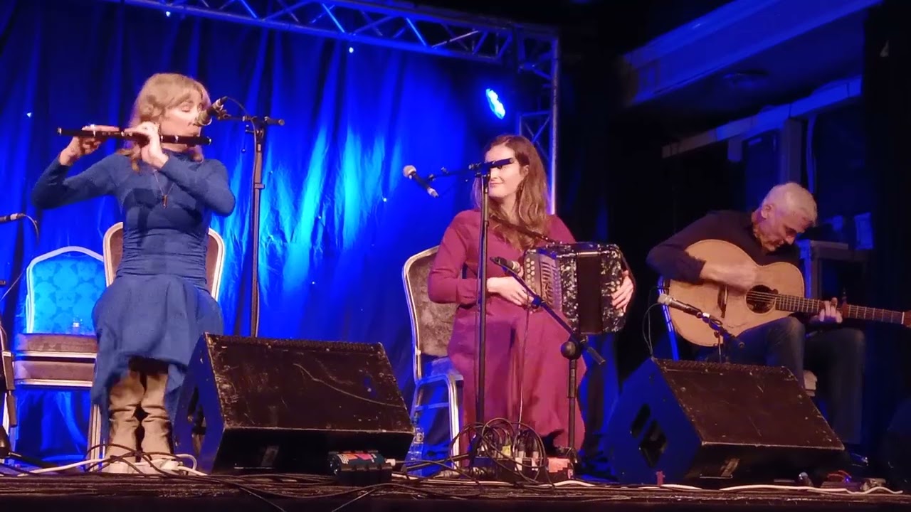Méabh Begley, Muireann Nic Amhlaoibh & Donogh Hennessy.
