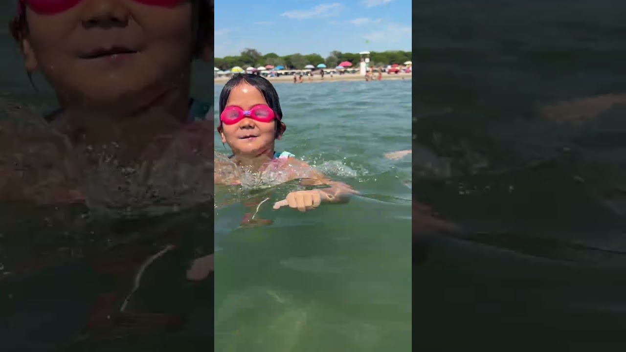 小兄妹在意大利小岛度过的第3个夏天，水性越来越好