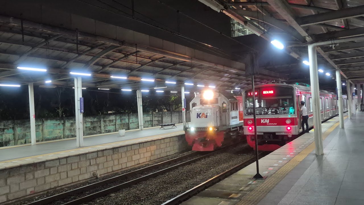 🔴LIVE 🚆 Kereta Malam di Stasiun Jatinegara | Ramai, Datang & Berangkat Silih Berganti