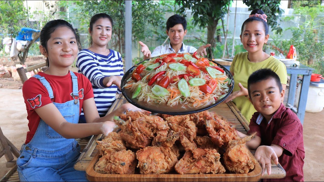Cook and Eat: Yummy crispy chicken wing and papaya salad cooking / We enjoy to cook and eat