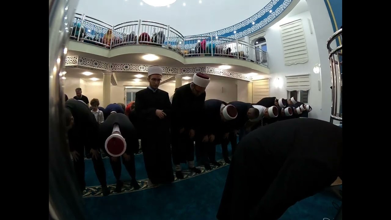 GLAVNI IMAM MEDŽLISA BOSANSKA KRUPA, MUHAMED EF. BEGIĆ,PREDVODI AKŠAM - NAMAZ U DŽAMIJI MAHMIĆ MOST
