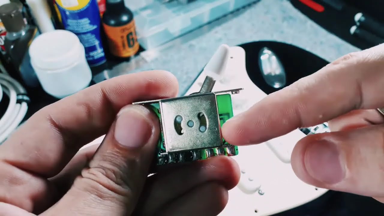 COMO TIRAR RUÍDO E CHIADO DO POTENCIÔMETRO E CHAVE SELETORA DA GUITARRA
