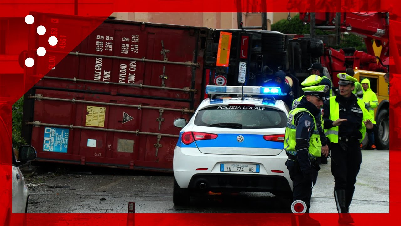 Genova, tir si ribalta in sopraelevata: strada chiusa in direzione del casello autostradale