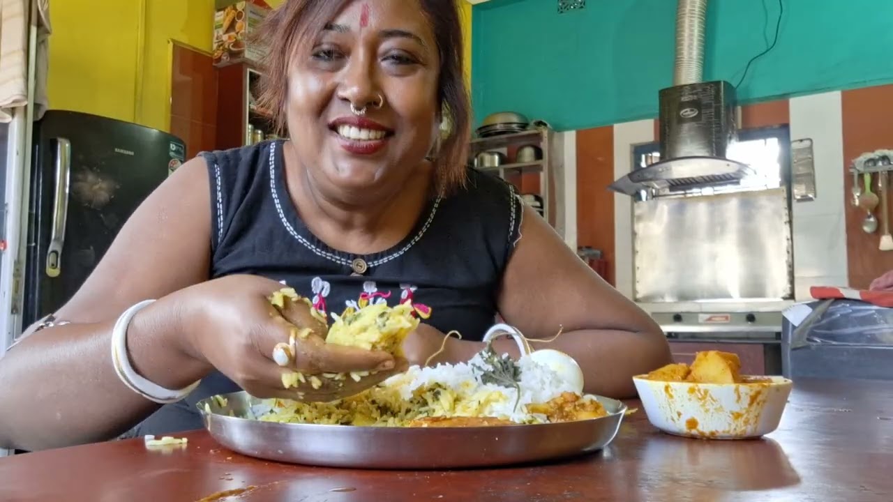 Lunch time m fish egg curry rice vegetables salads khye to video dekho like share comment subscribe 
