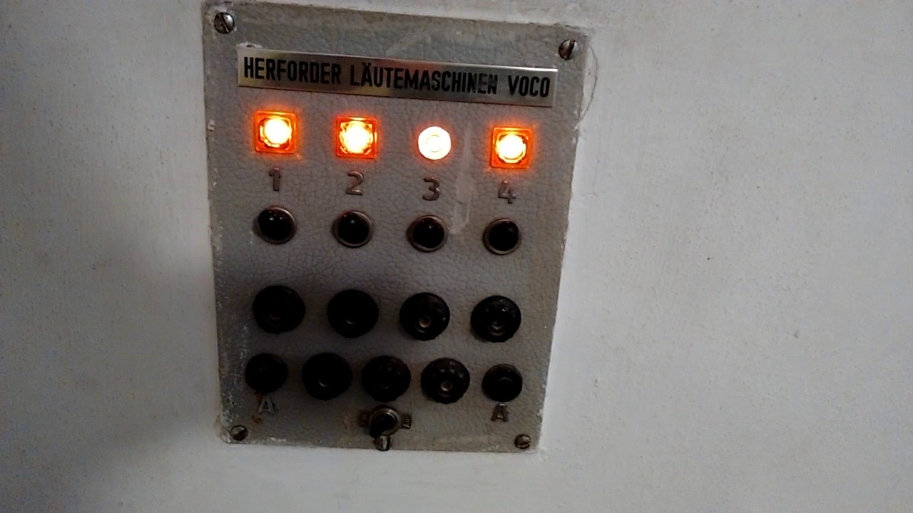 Titting im Anlautertal Pfarrkirche Sankt Michael.Sonntag Einläuten an der Schalttafel