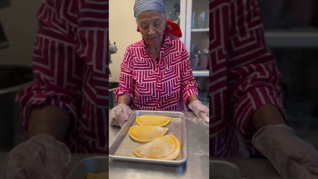 Моя 96-летняя бабушка готовит свою фирменную ямайскую говяжью котлету #jamaicanfoodrecipe#jamaica...