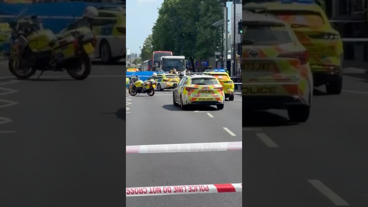 20 year old man gets hit by lorry on Clapham High Street 🙏🏽😳