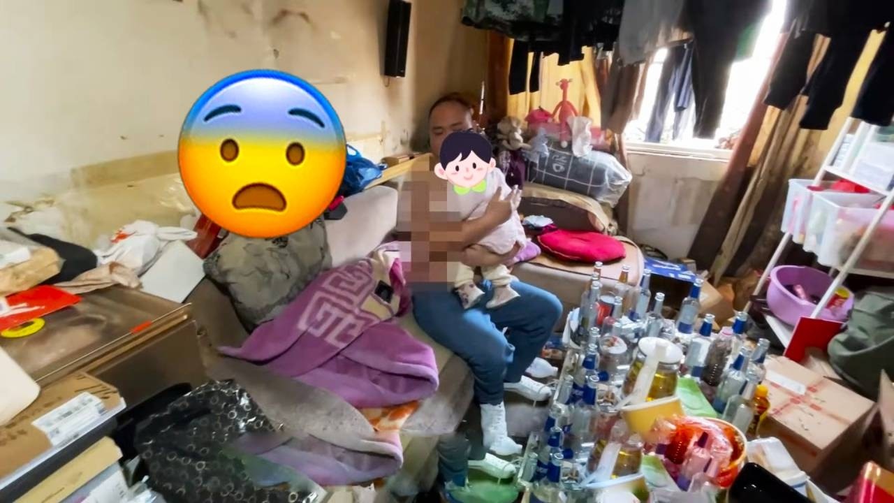 😱A single father is living with his child in a garbage dump