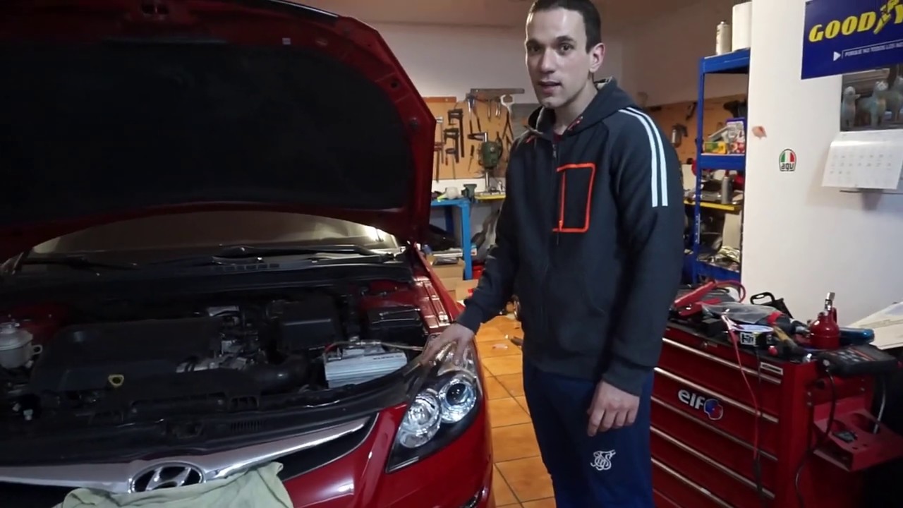 Como cambiar una bombilla corta o larga h7 o h1 larga en hyundai i30