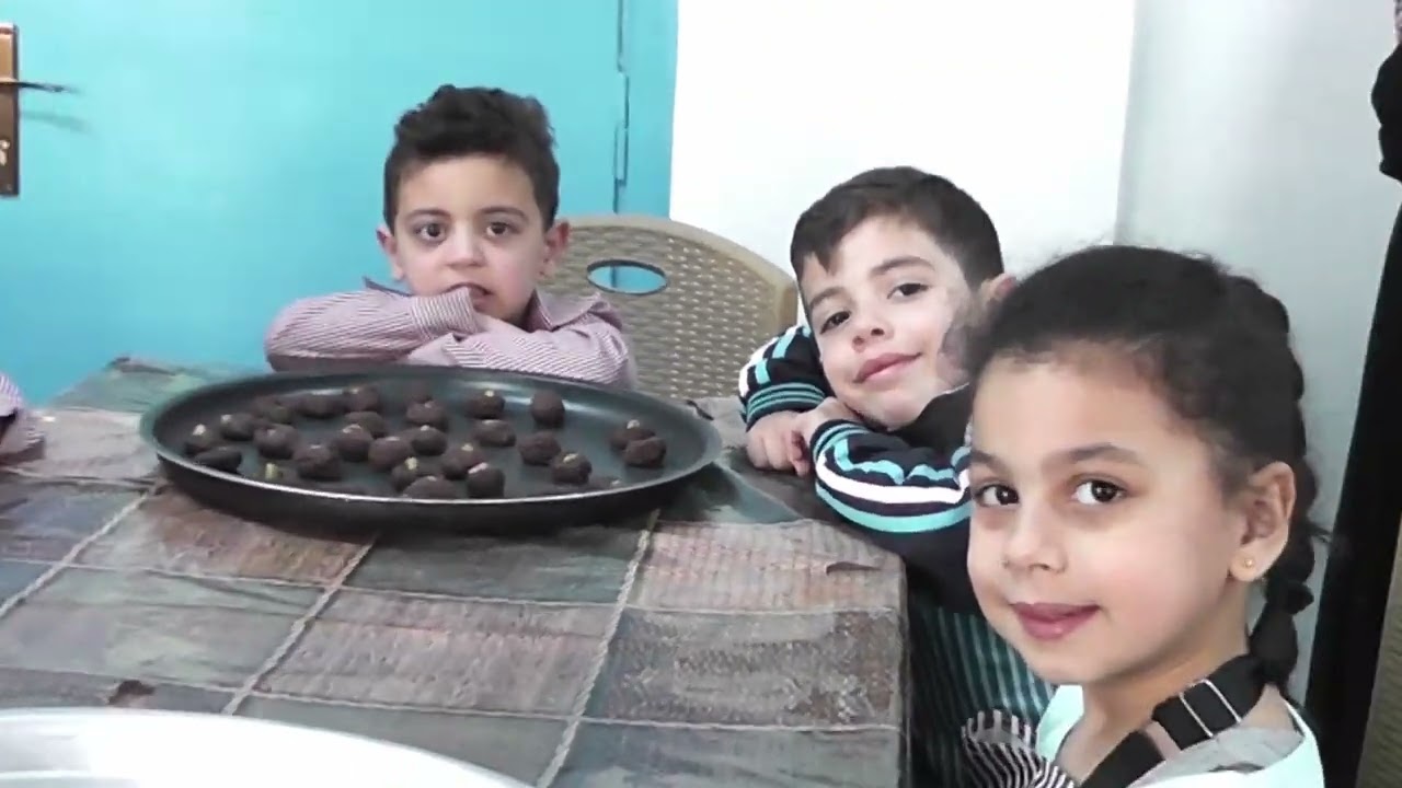 اعداد حلويات العيد مع طلاب الروضة