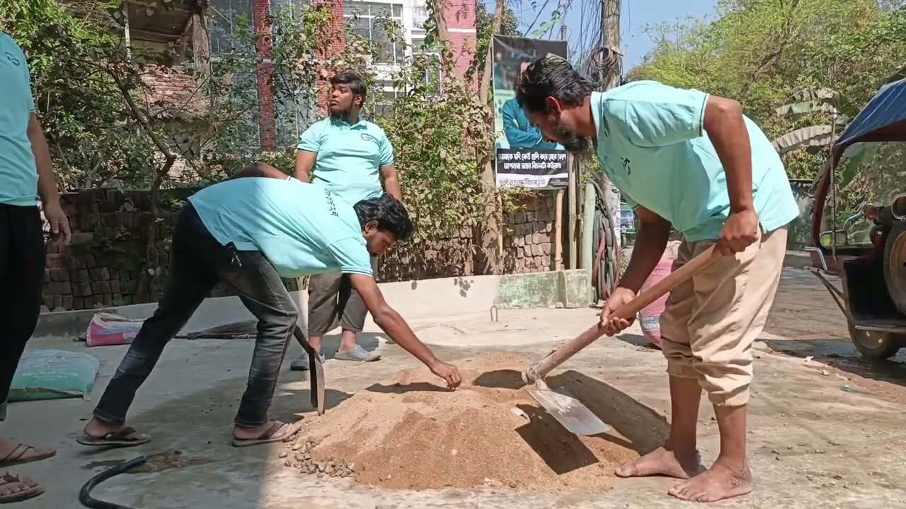রাস্তার মেরামত চলছে