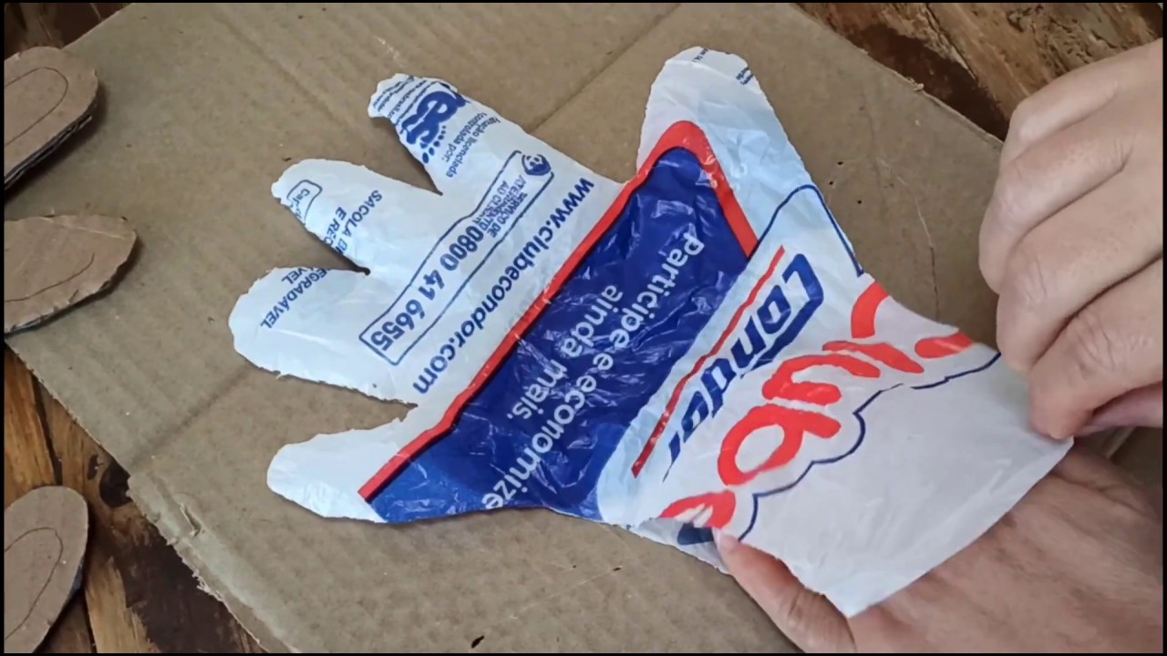Luvas descartáveis DIY com sacola de supermercado ou saquinho de fruta