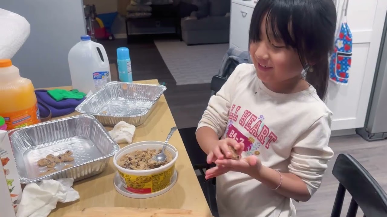 Ella and Lilla make cookies  12 /21/2025