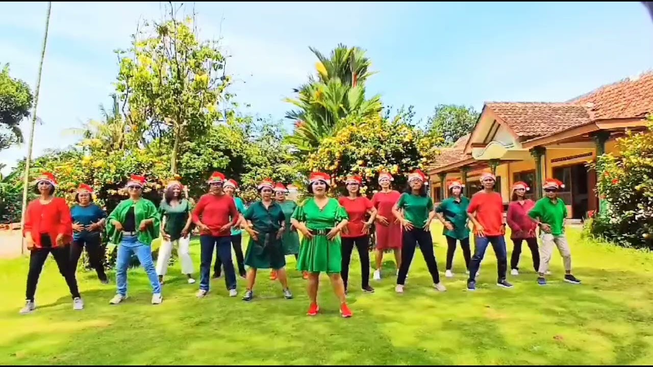 JINGLE BELLS LINE DANCE FOR FUN /CHOREO: ZHANG ZHOU / DEMO ST MONICA