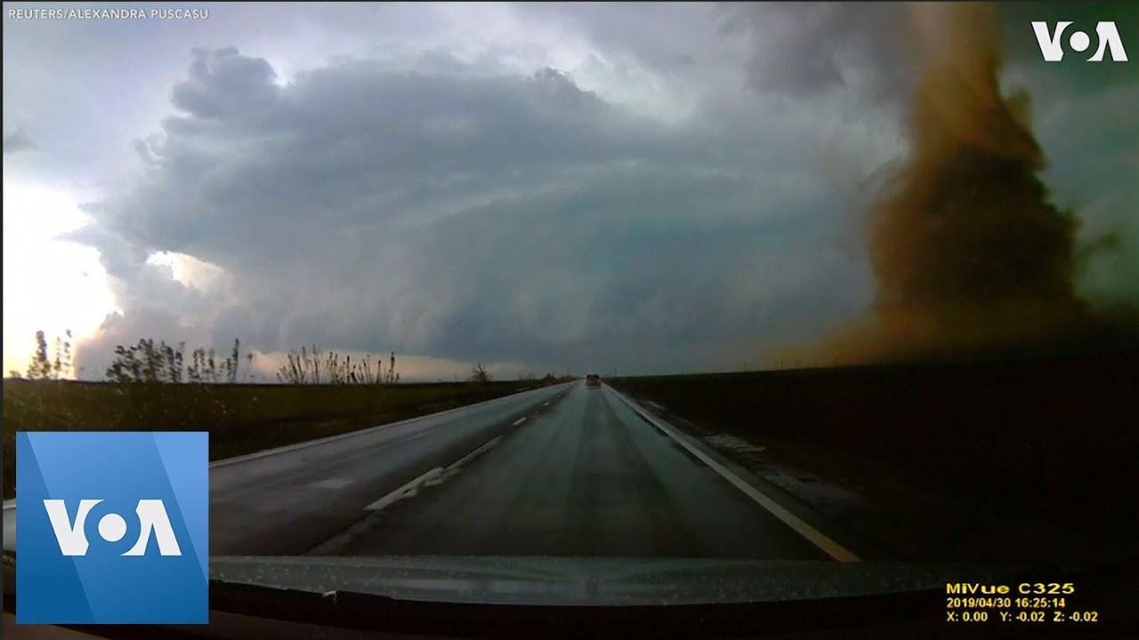 Camera auto &icirc;nregistrează un nor gigantic de tornade &icirc;n Rom&acirc;nia