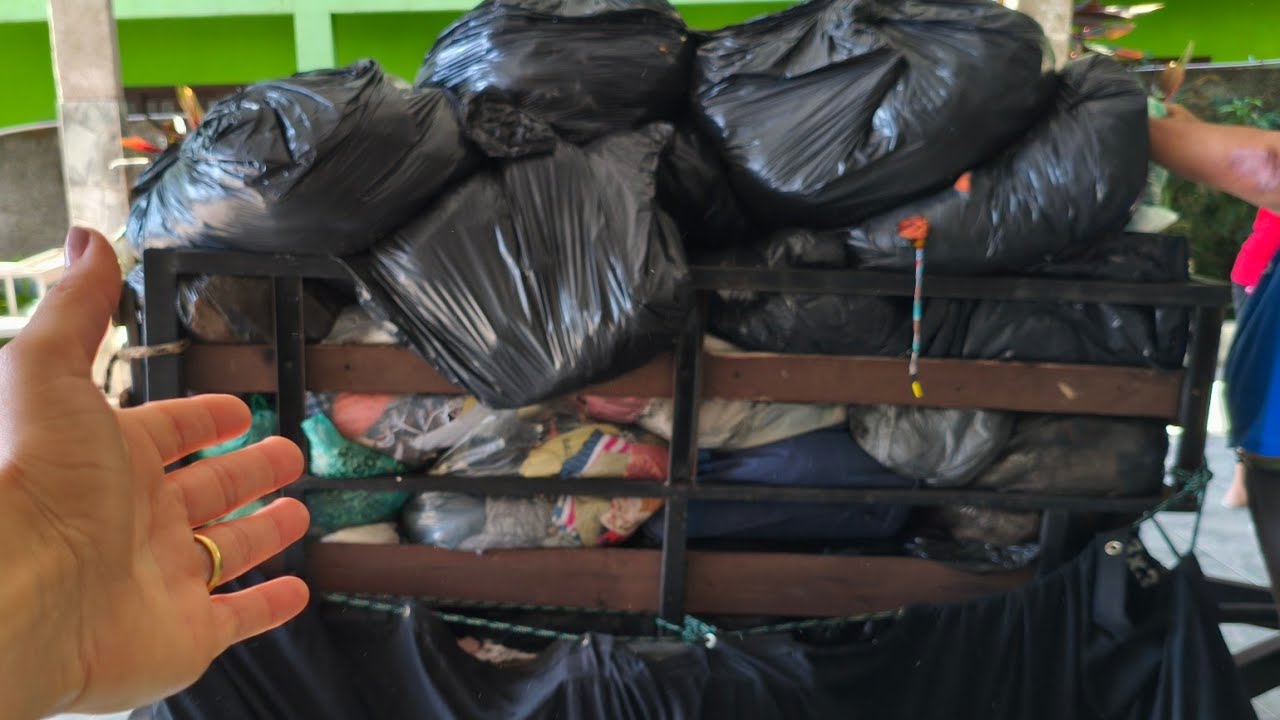 Bazar do Caos: Roupas a R$5 e Disputa Frenética!
