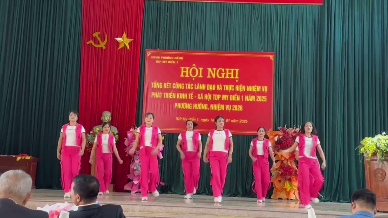 CLB mặt trời hồng nhảy tiết mục .trãng khóc 
