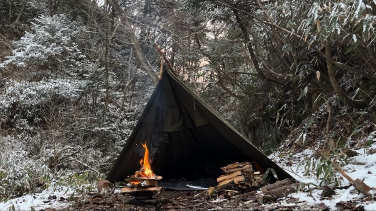 [Solo Camping] Overnight Stay While Listening to the Sound of a Stream, Polish  Rain Poncho Shelter