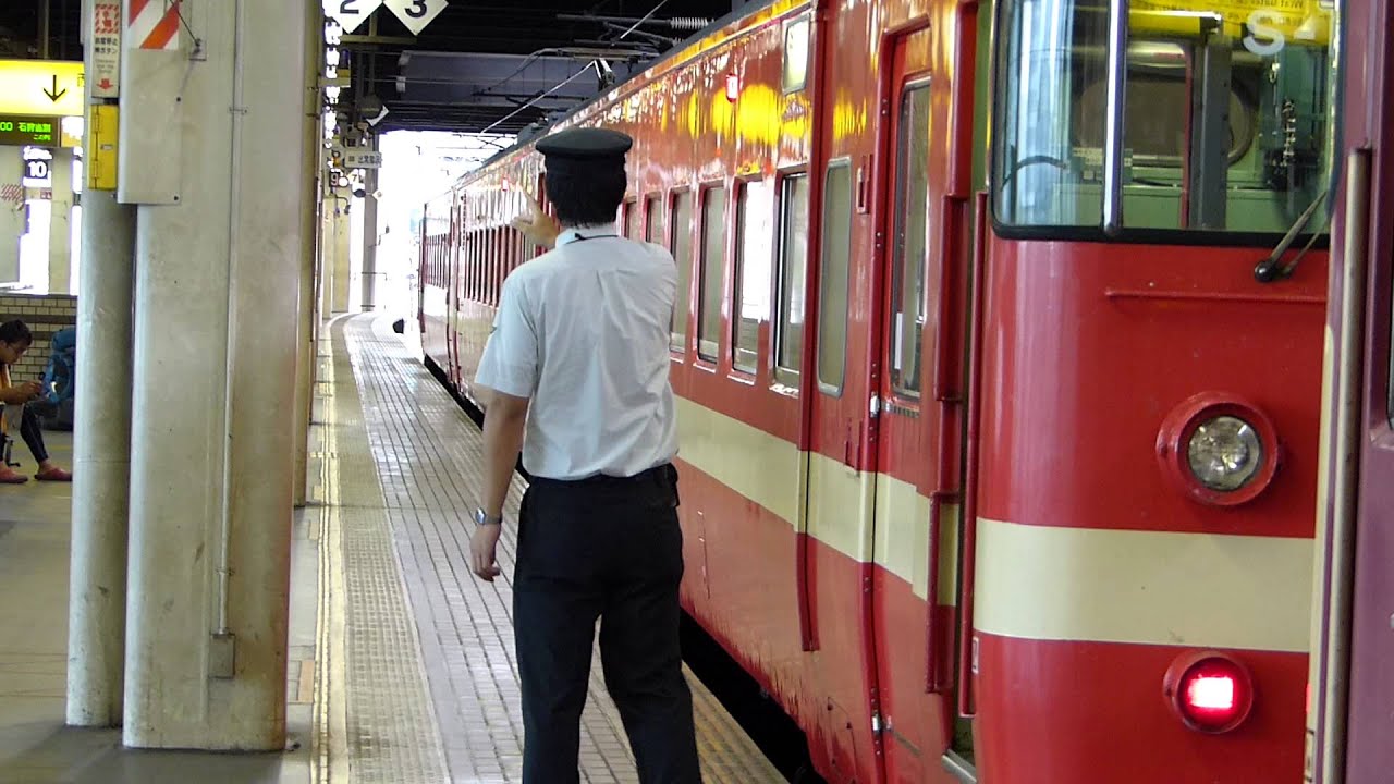 札幌駅　出発指示合図を受け711系普通列車が発車