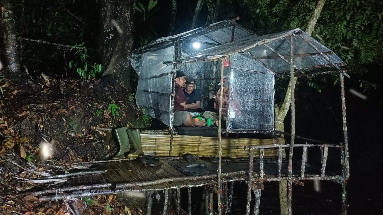 кемпинг, сильный дождь без перерыва до утра//ныряние в поисках ракушек в реке глубиной 12 метров