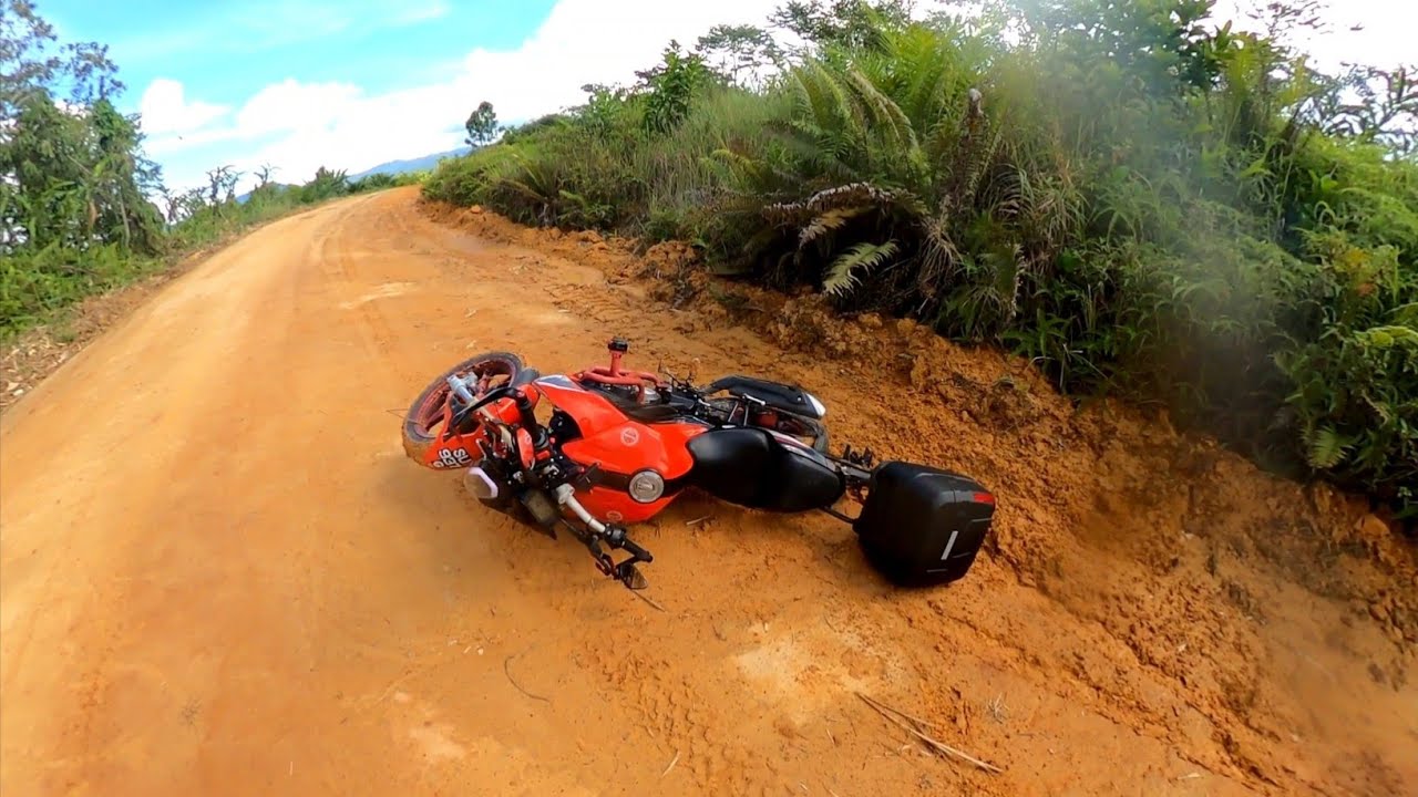 Benelli 150s masuk 'hutan'. Thank you crashbar!