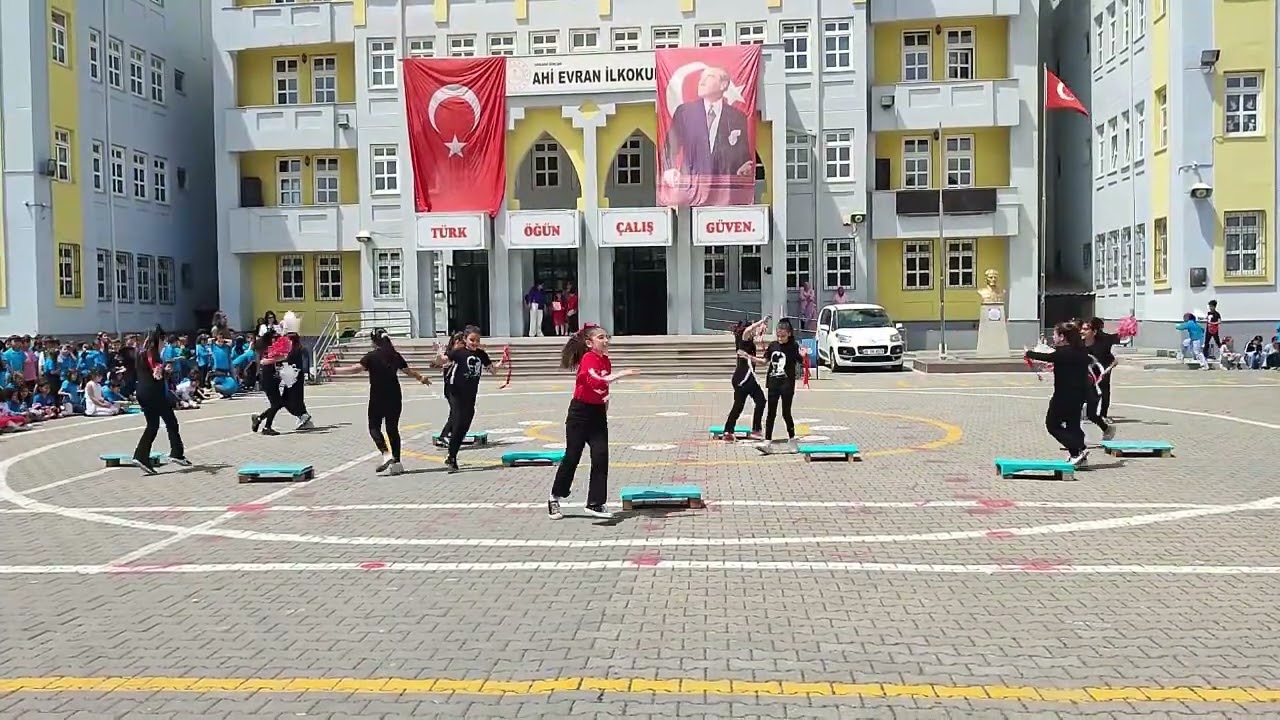 19 Mayıs Atatürk'ü Anma, Gençlik ve Spor Bayramı kutlamalarımızdan Step Gösterisi
