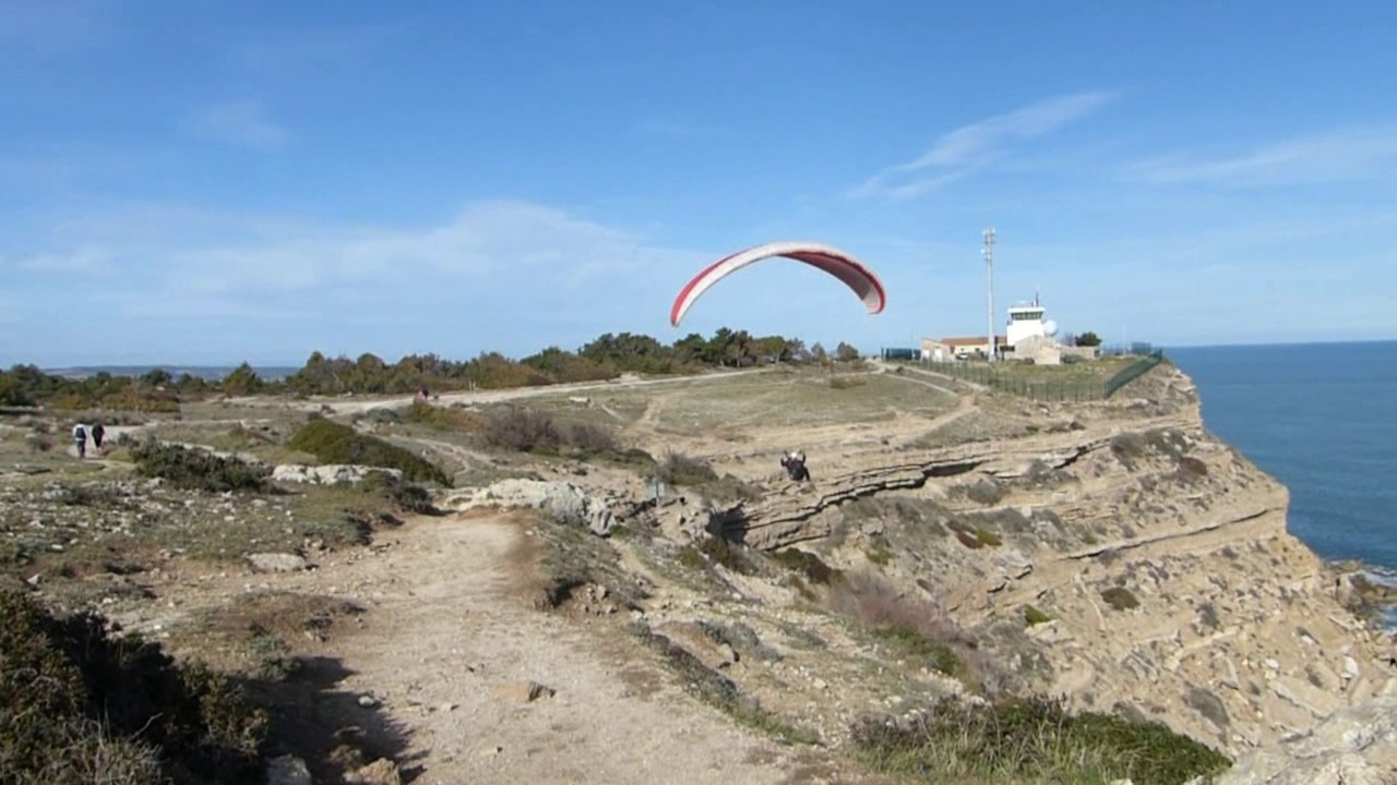 LEUCATE - Parapente sur la falaise